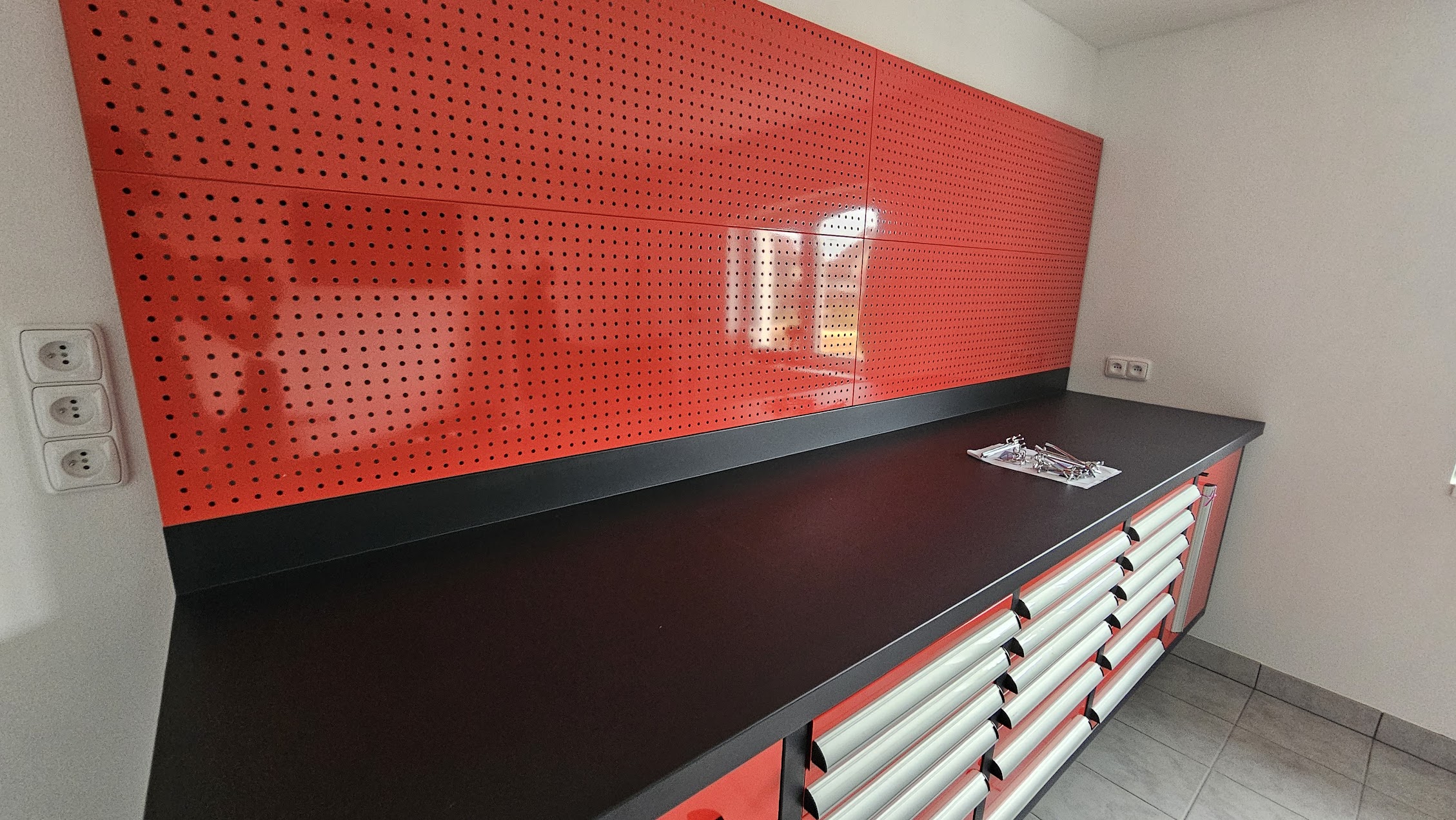 děrovaná stěna 285x90cm - red