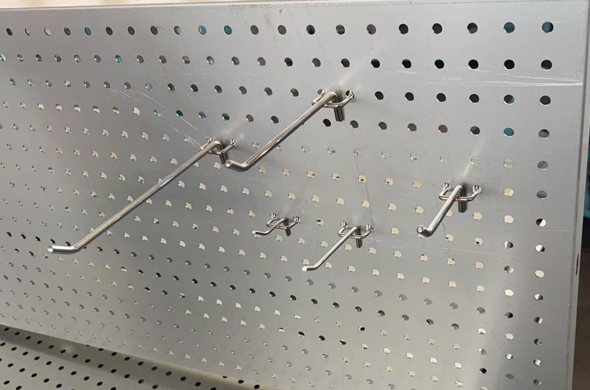 háček na děrovanou stěnu 10cm