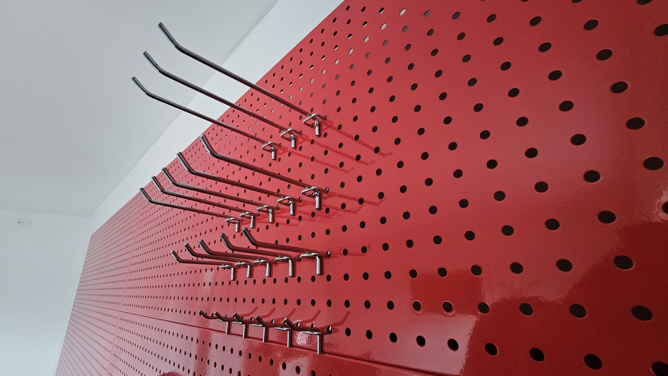 děrovaná stěna 285x90cm - red