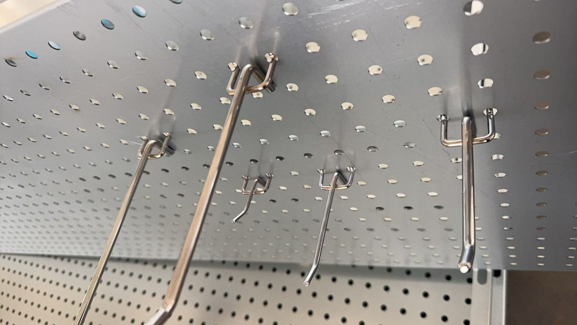 háček na děrovanou stěnu 5cm