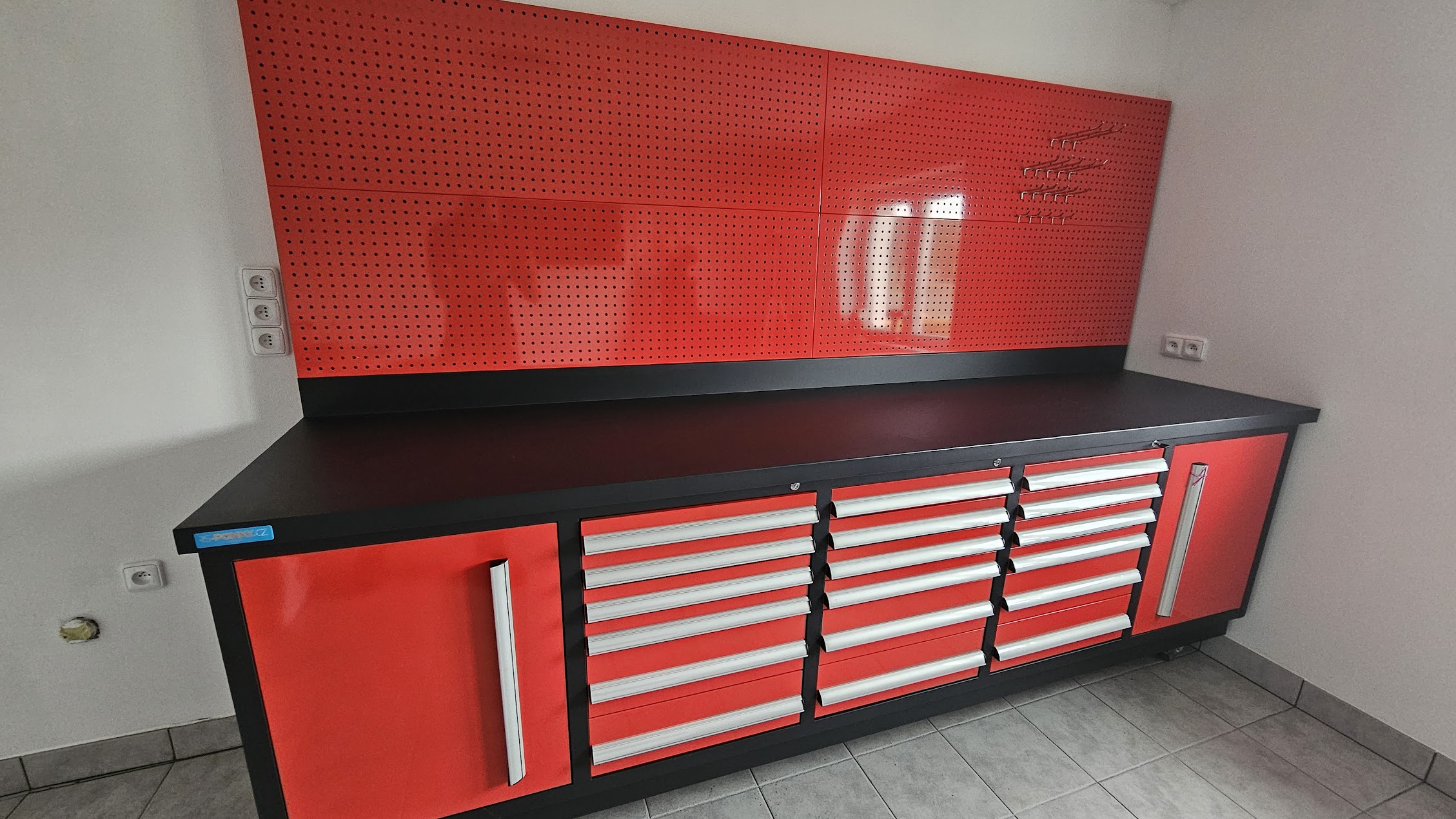 děrovaná stěna 285x90cm - red