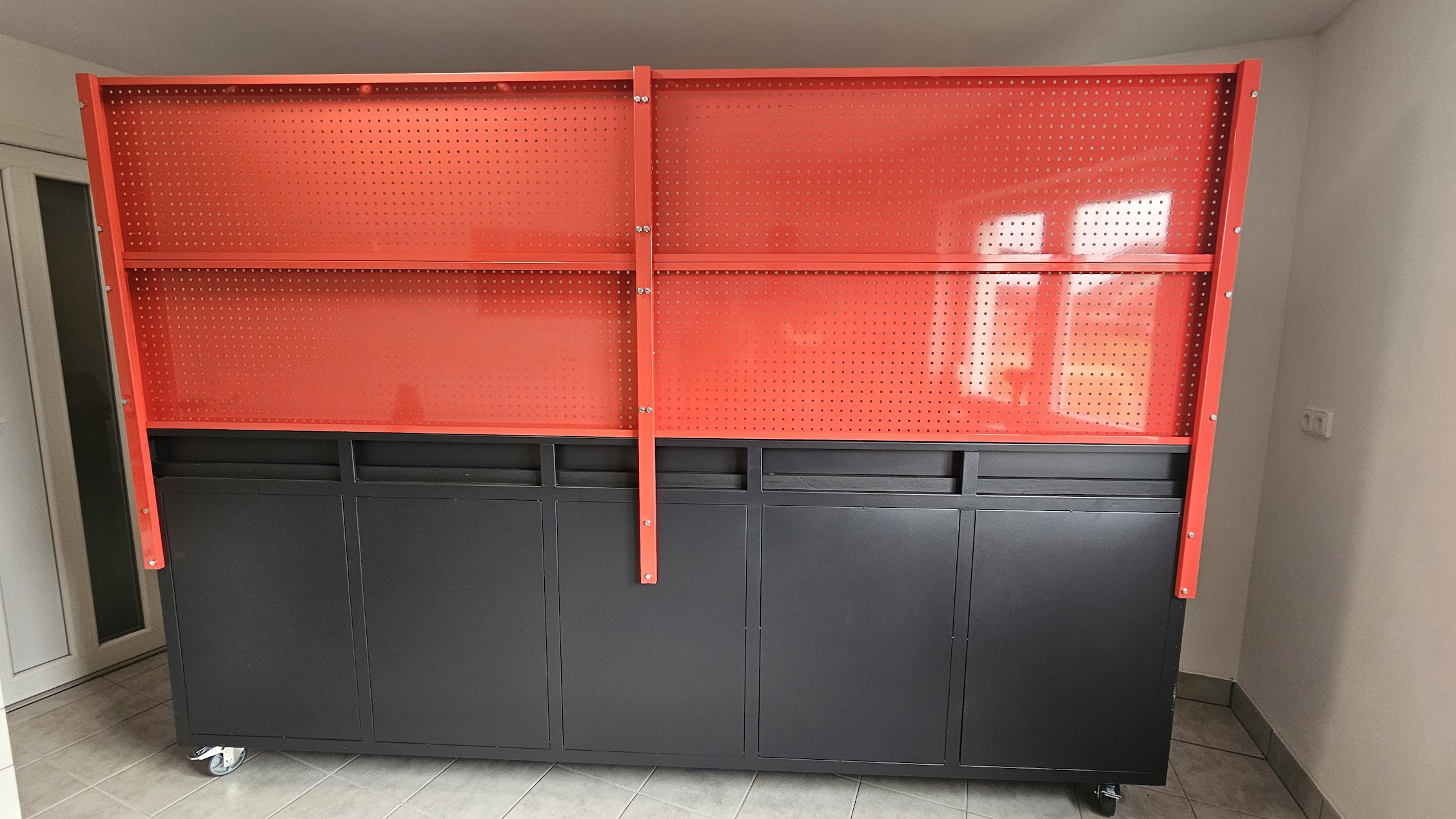 děrovaná stěna 285x90cm - red